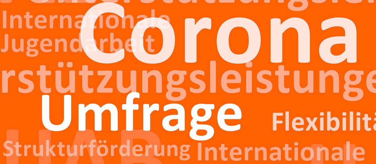 Orangene Kachel mit dem Schriftzug "Corona-Umfrage" in eine Tagwolke mit weiteren Begriffen