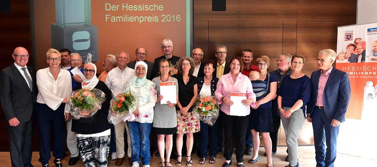 Gruppe von Preisträgern mit Blumensträußen und Urkunden