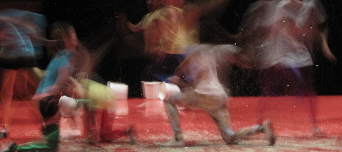 Verschwommene tanzende Körper in Bewegung auf einer Bühne