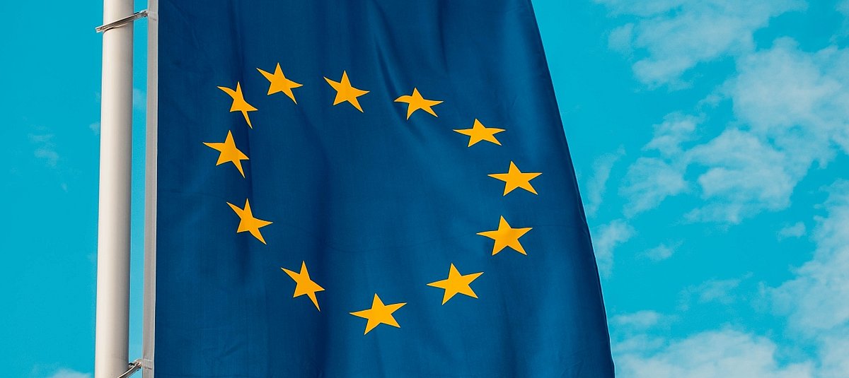 Eine Flagge der Europäischen Union vor blauem Himmel