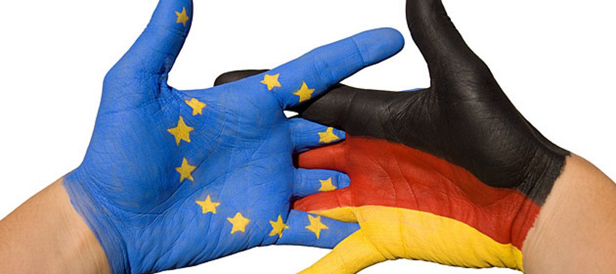 Hände in deutschen und europäischen Farben