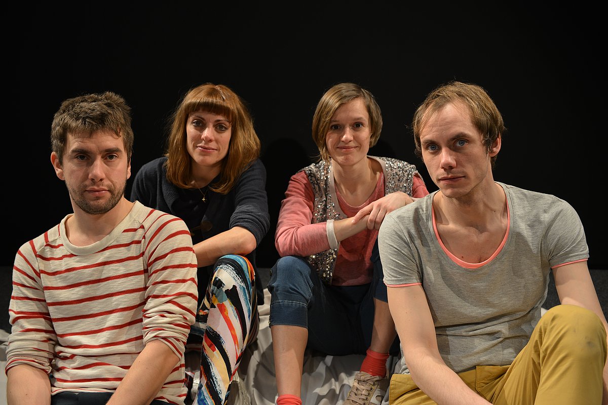 Szenenfoto aus dem Theaterstück "Trau dich" mit der Künstlergruppe "Kompanie Kopfstand"