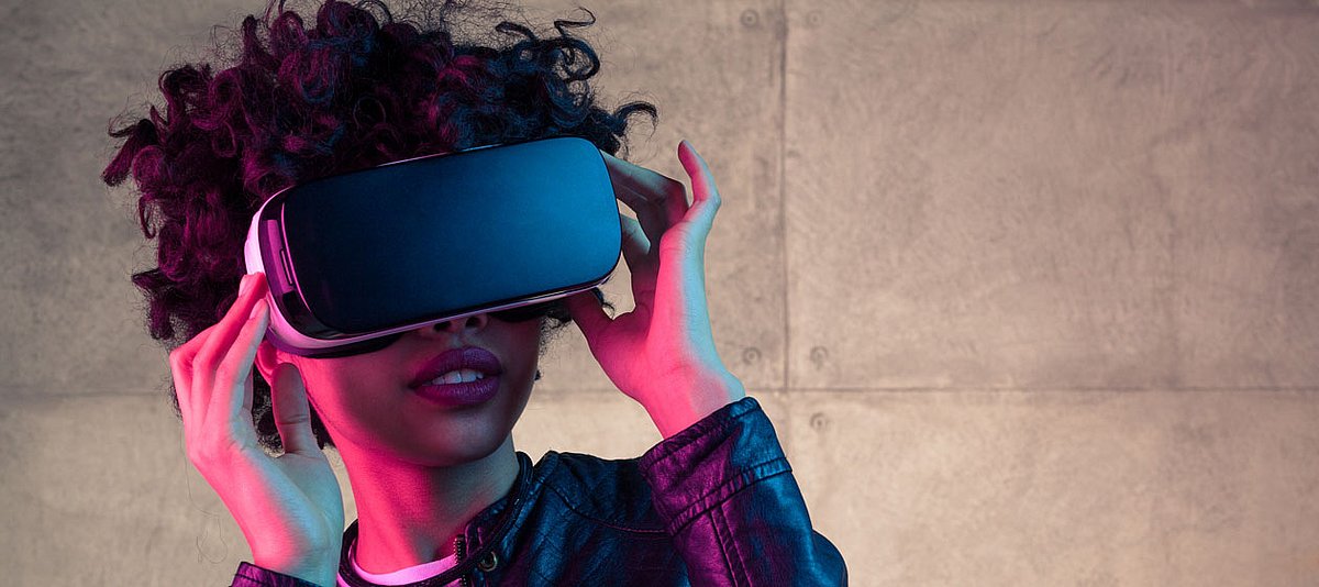 Eine Jugendliche hat eine Virtual Reality Brille auf