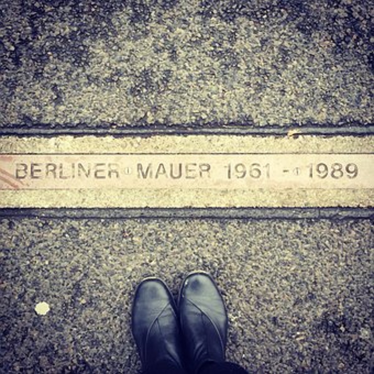 Gedenkstreifen an Berliner Mauer mit Schriftzug