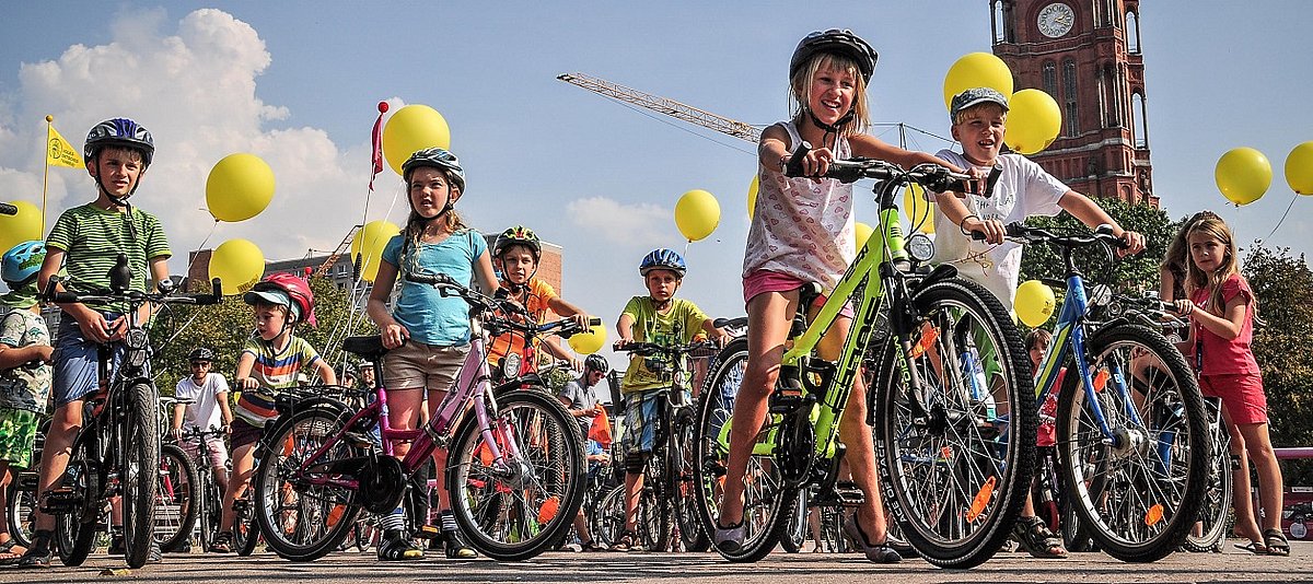 Kinder unterschiedlichen Alters auf Fahrrädern in Berlin