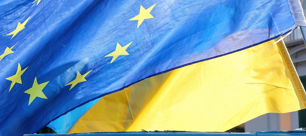 Die Fahnen der Europäischen Union und der Ukraine flattern im Wind