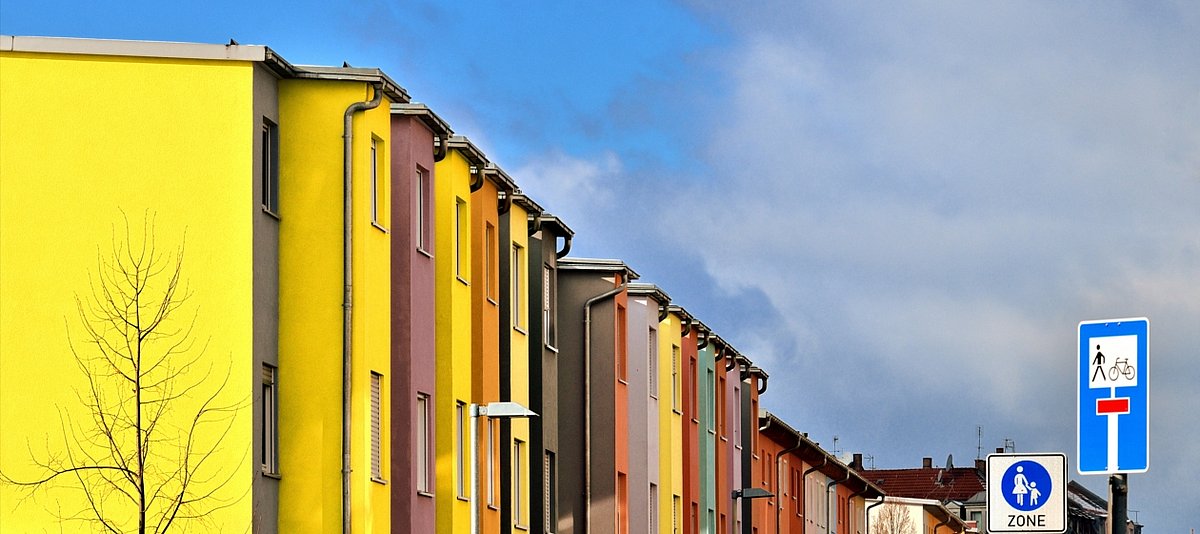 Moderner Wohnugsbau mit gelb gestrichenen Häusern