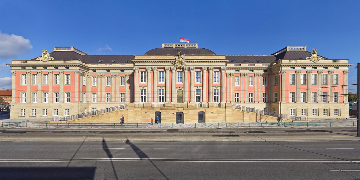 Gebäudefoto: Frontalansicht des Landtagsgebäudes in Brandenburg