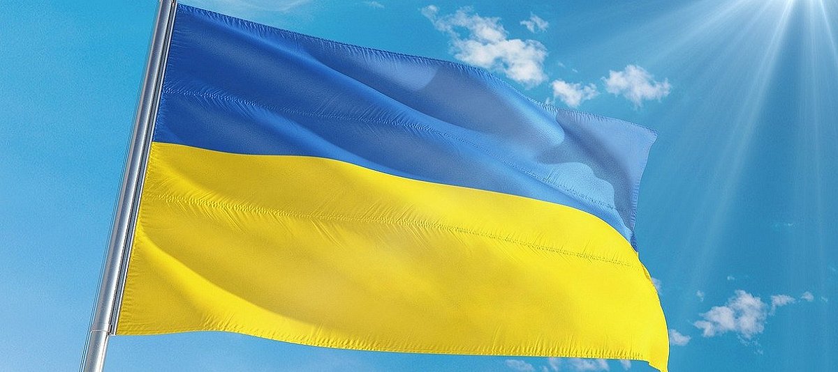 Ukrainische Flagge vor einem blauen Himmel