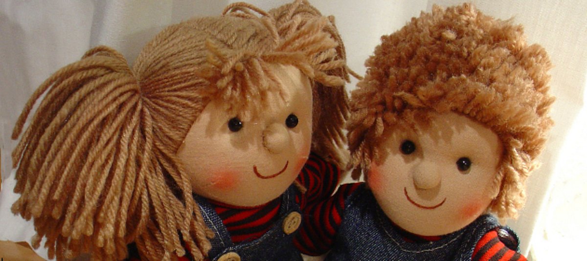 Das Bild zeigt zwei Puppen, die ein Geschwisterpaar darstellen.