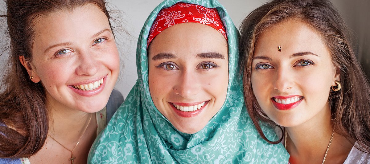 DRei junge Frauen unterschiedlicher Religionen 