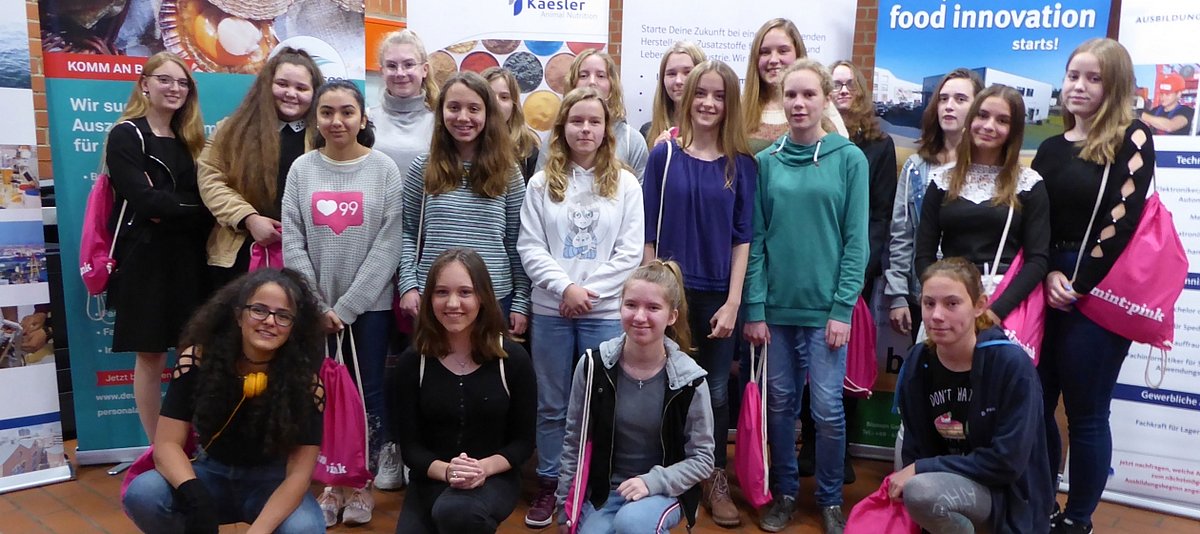 Eine Gruppe von Schülerinnnen, mit pinkfarbenen Rücksäcken, die an "mint:pink" teilnehmen