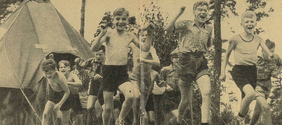 Ein altes Foto von 1955 auf dem mehrere Jungen bei einem Zeltlager zu sehen sind.