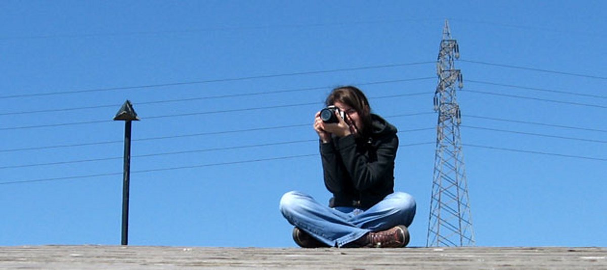 Eine junge Frau fotografiert