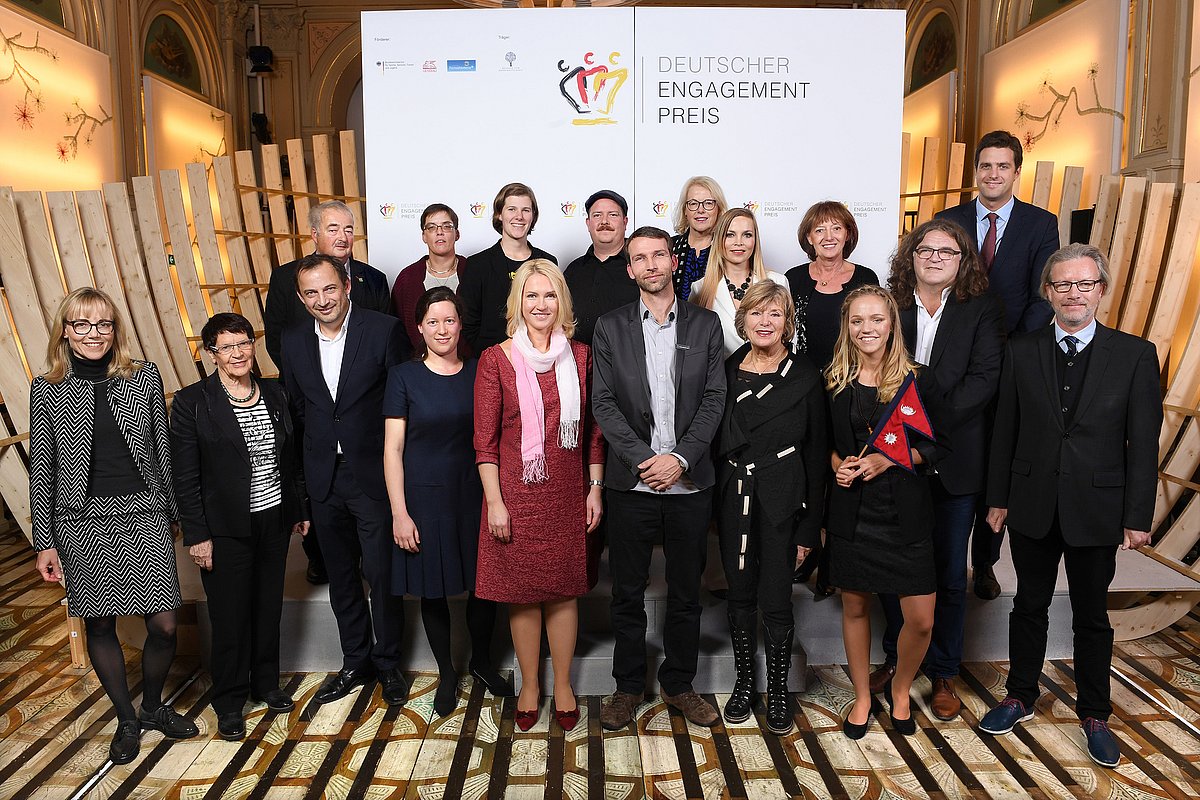 Bundesfamilienministerin Manuela Schwesig mit Preisträger/innen des Deutschen Engagementpreises 2016 