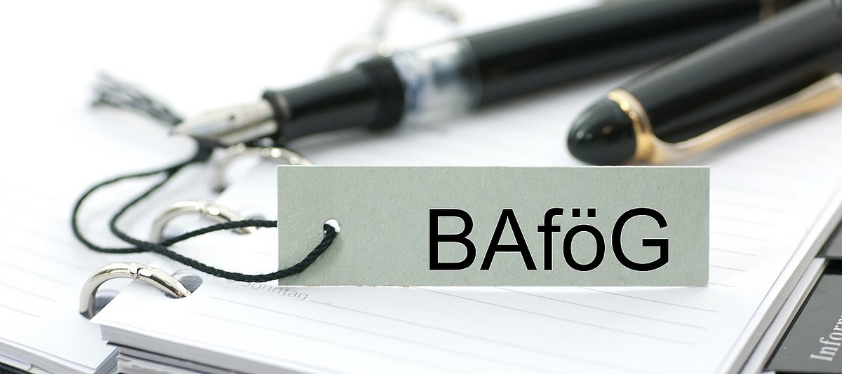 Etikett mit Aufschrift "BAFöG" liegt auf Terminplaner