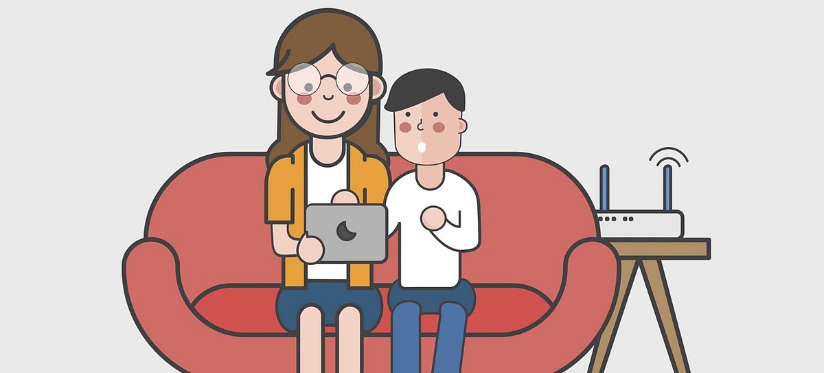 Eine Illustration zeigt eine Mutter, die mit ihrem Sohn auf dem Sofa sitzt, auf dem Schoss ein Laptop haltend und daneben sieht man den Router blinken