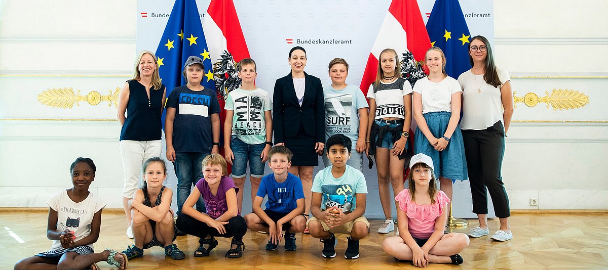 Bundesministerin Stilling mit den Kinderbürgermeisterinnen und Kinderbürgermeistern aus Graz und Leoben im österreichischen Bundeskanzleramt