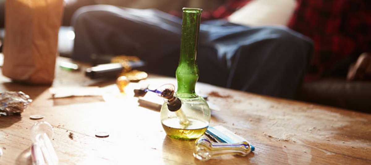Tisch auf dem Utensilien zum Drogenkonsum liegen