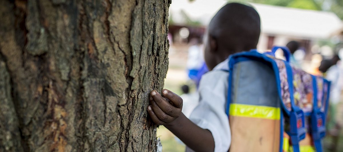 Schulkind mit Schulranzen in der Zentralafrikanischen Republik 2013