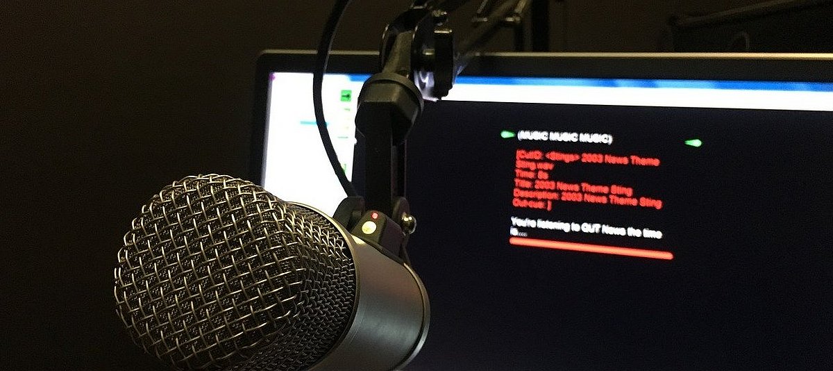 Mikrofon und Monitor in einem Rundfunk-Studio
