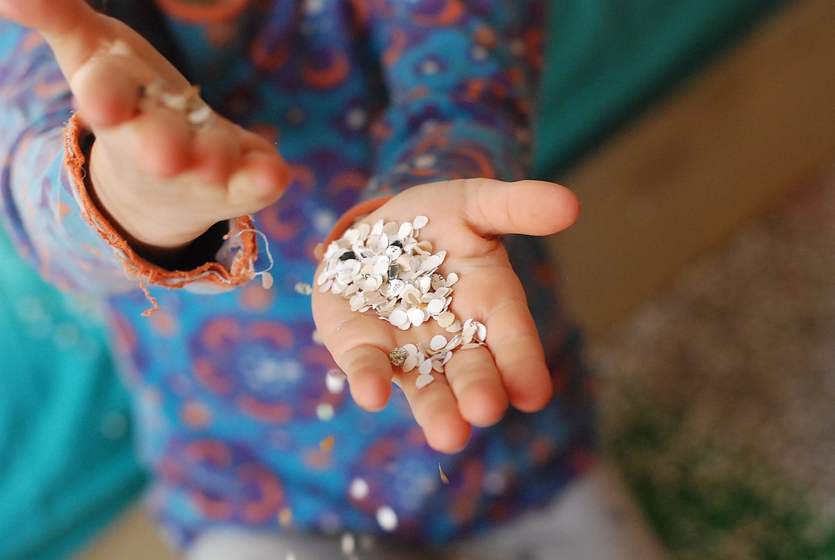 Kind spielt mit Konfetti