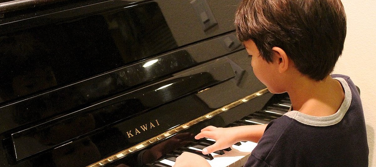 Ein Kind spielt Klavier