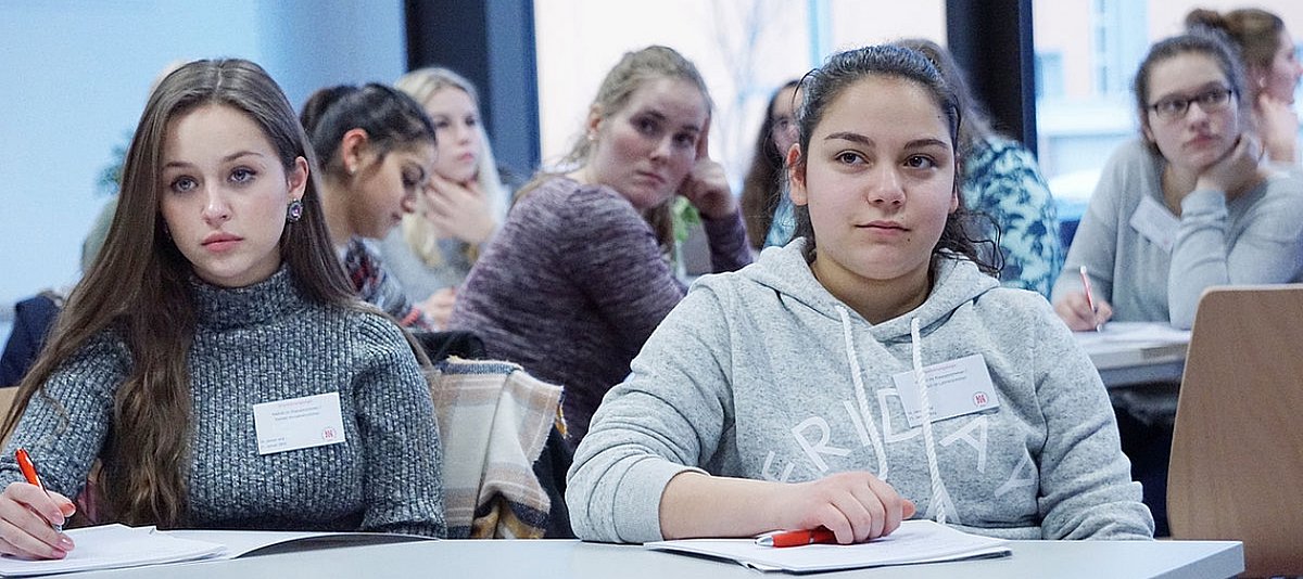 Mädchen sitzen während der Orientierungstage an der Uni Hildesheim in einem Unterrichtsraum
