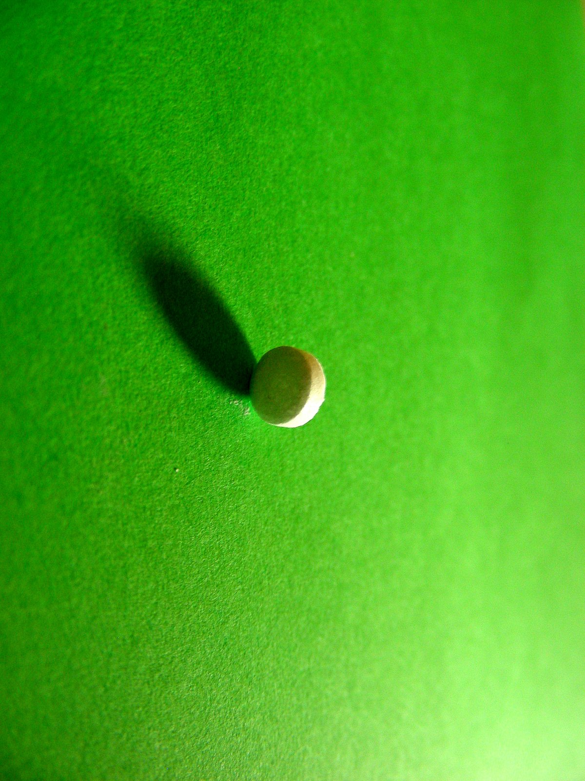 Pille auf grünem Untergrund