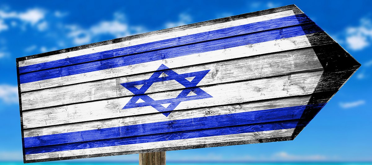 Wegweiser mit Israelischer Flagge