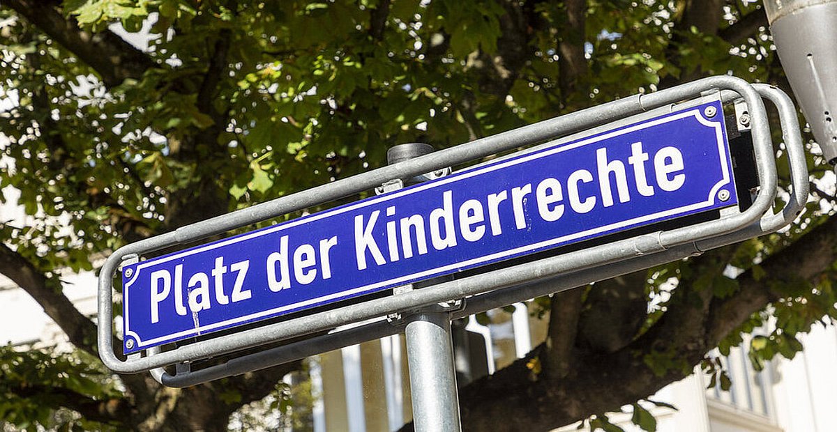 Straßenschild mit dem Titel „Platz der Kinderrechte“