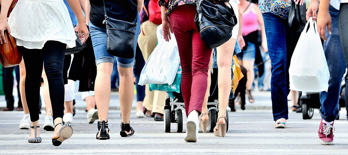 Fußgänger mit Einkaufstüten in einer Stadt