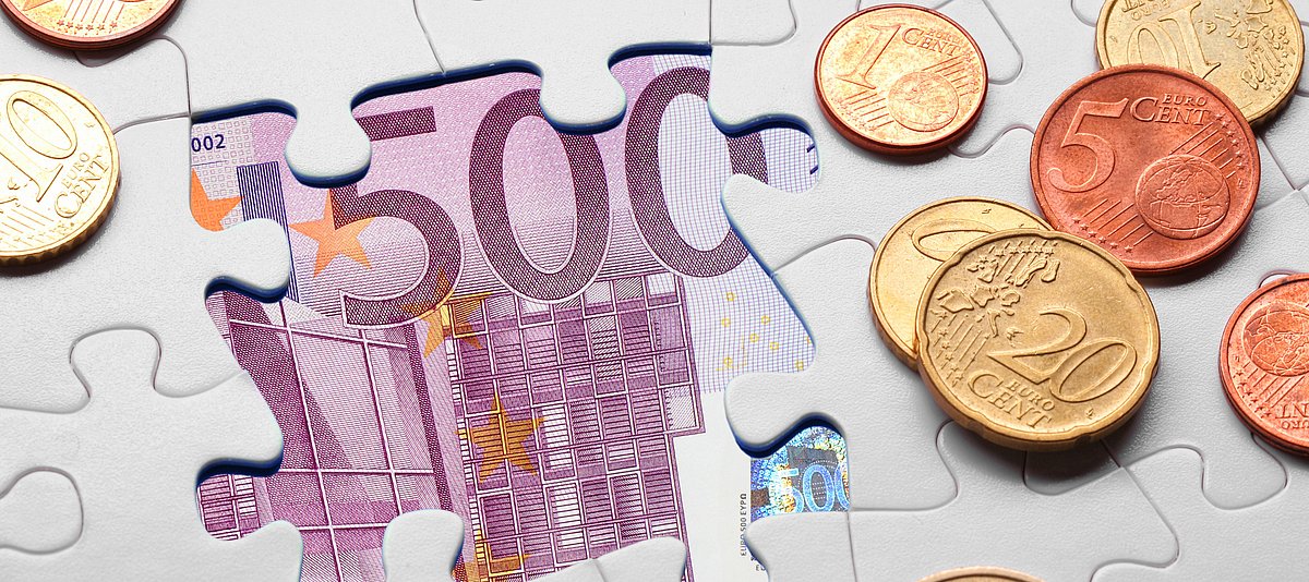 Puzzle mit Euroscheinen und Münzen
