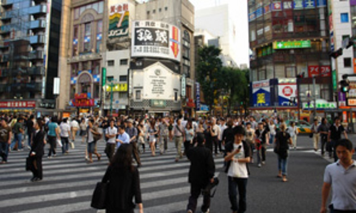 Straßenszene in japanischer Stadt