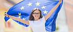 Eine Jugendliche schwingt eine Europaflagge hinter sich