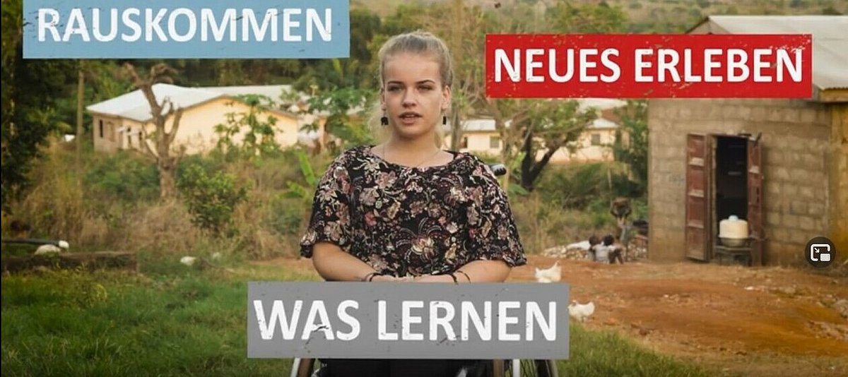 Screenshot aus dem Kampagnenvideo - eine junge Frau im Rollstuhl im Freien