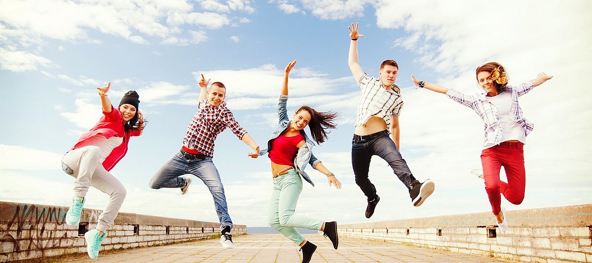 Fünf Jugendliche springen in die Luft