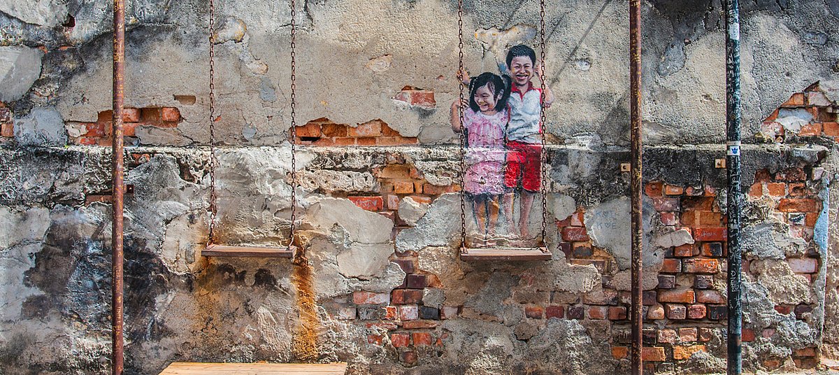 Kinder auf der Schaukel auf eine Wand gemalt