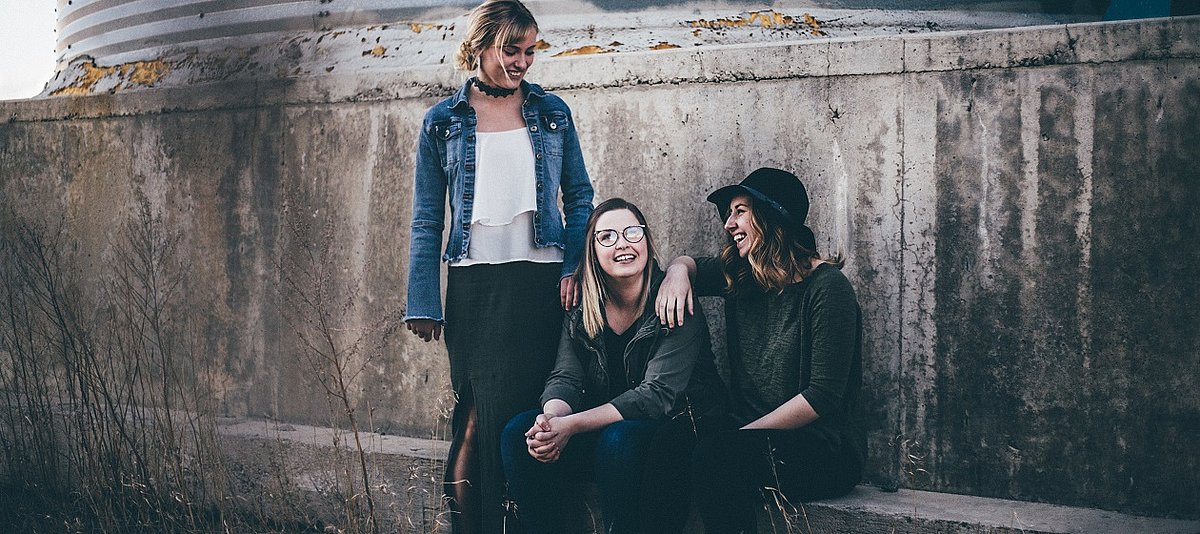 Drei junge Frauen lachen zusammen