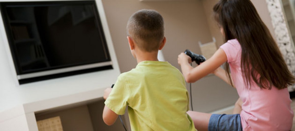 Ein Junge und ein Mädchen spielen ein Computerspiel