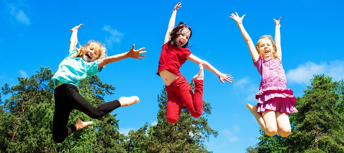 Kinder springen in die Luft