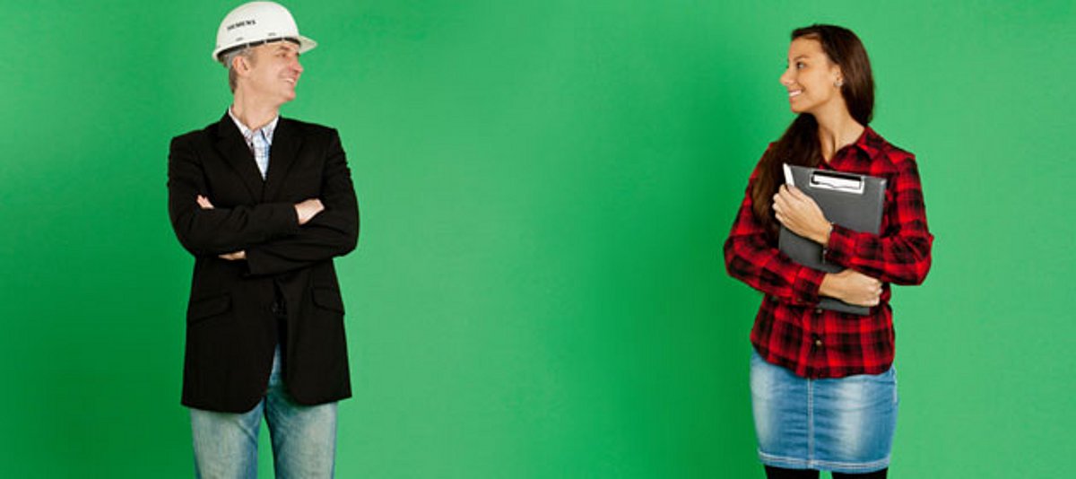 Zwei junge Menschen vor grünem Hintergrund