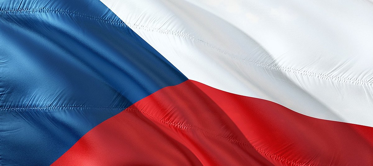 Die tschechische Fahne weht im Wind.