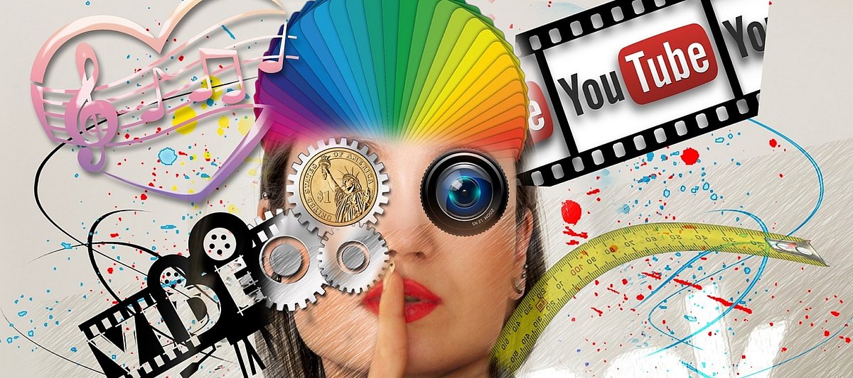 Collage mit einer Frau, die eine bunte Mütze trägt, mit Musiknoten, dem Wort Video und dem Youtube-Logo