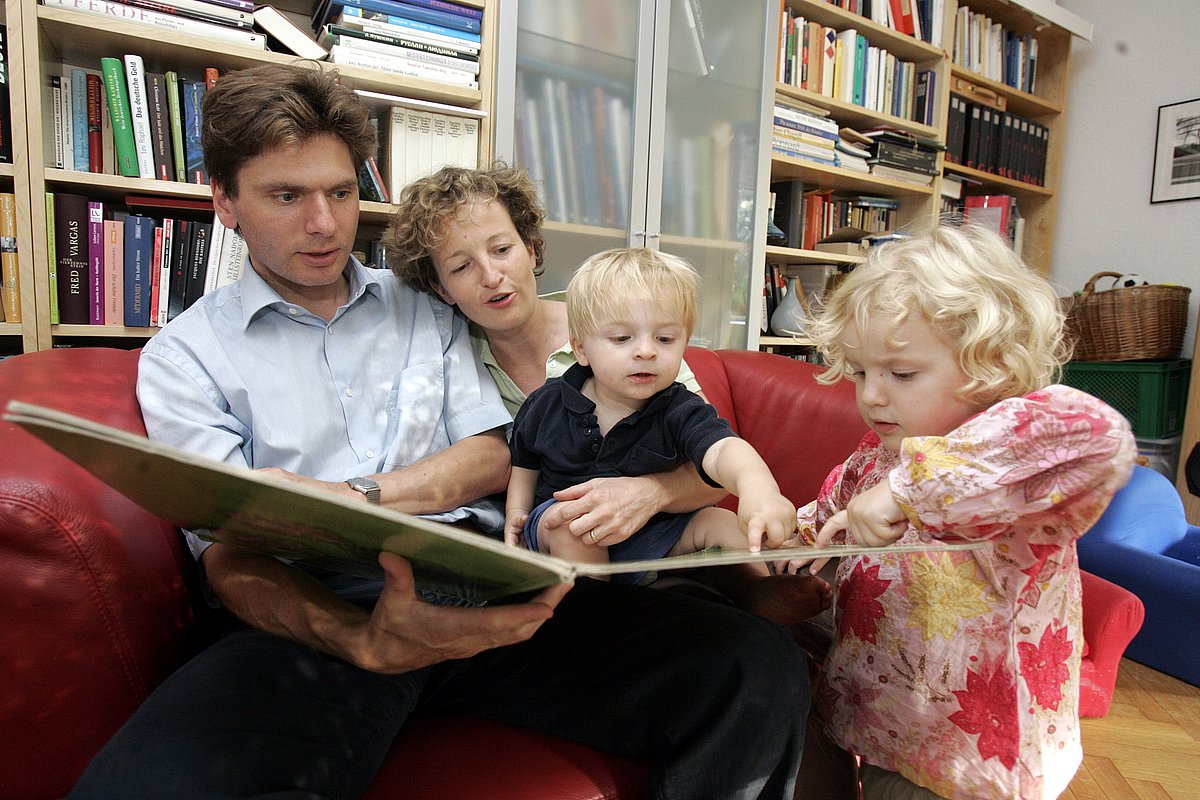 Familiäre Vorlesesituation: Vater, Mutter und zwei Kinder