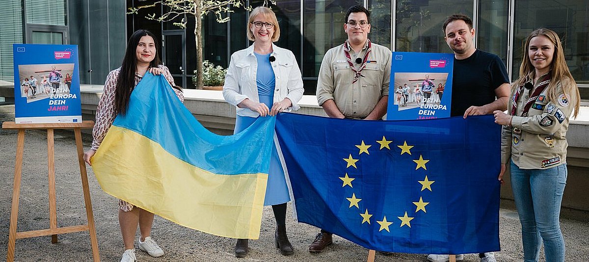 Bundesjugendministerin Lisa Paus trägt mit jungen Engagieren die Flaggen der EU und der Ukraine