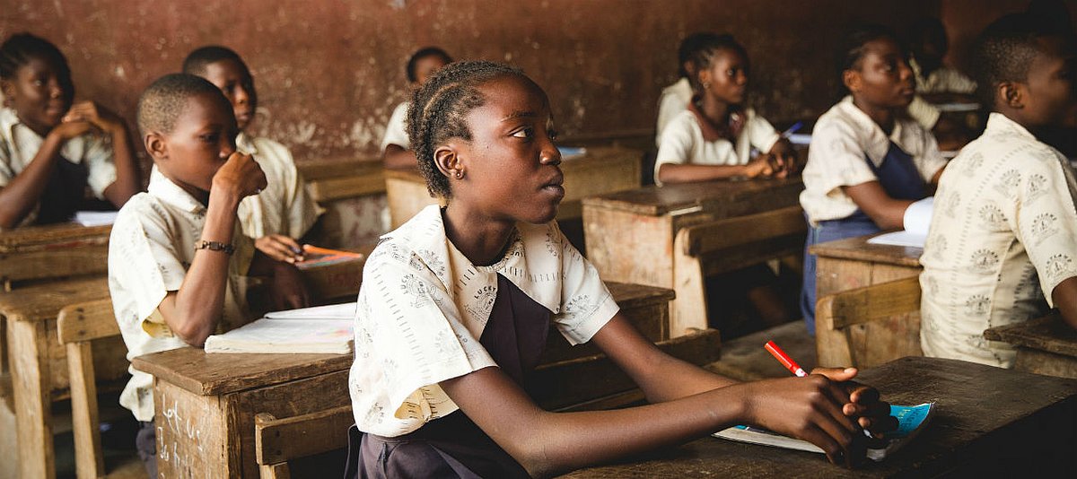 Schülerinnen und Schüler in einem Klassenzimmer in Nigeria