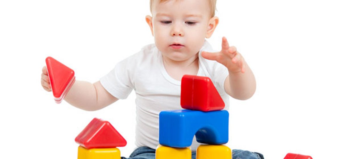 Ein Kind spielt mit Bauklötzen