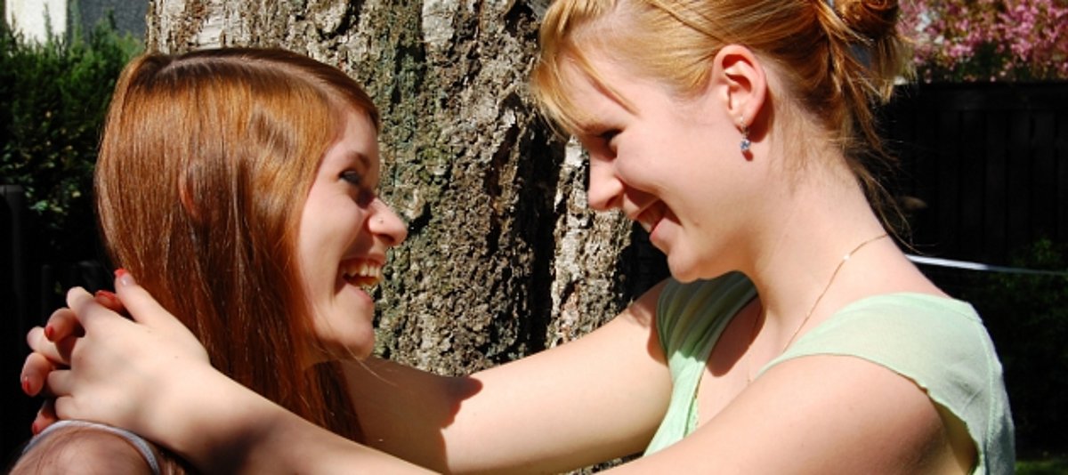 Zwei jugendliche Frauen zeigen sich gegenseitig Zuneigung und Vertrauen.