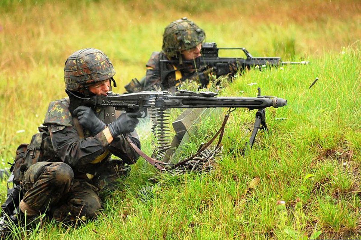 Zwei Bundeswehr-Soldaten schießen mit ihren Gewehren